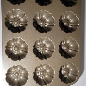 Nordic Ware Cast Aluminum Cakelet Pan
